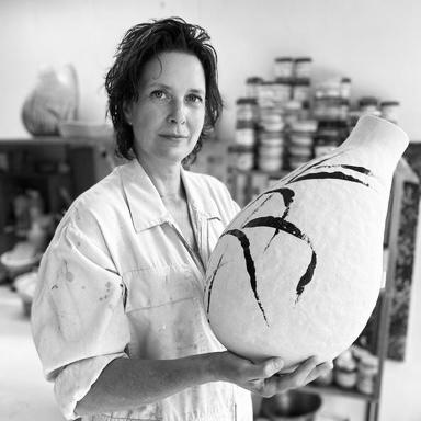 Marieke de Weijer met witte vaas met zwarte tekening