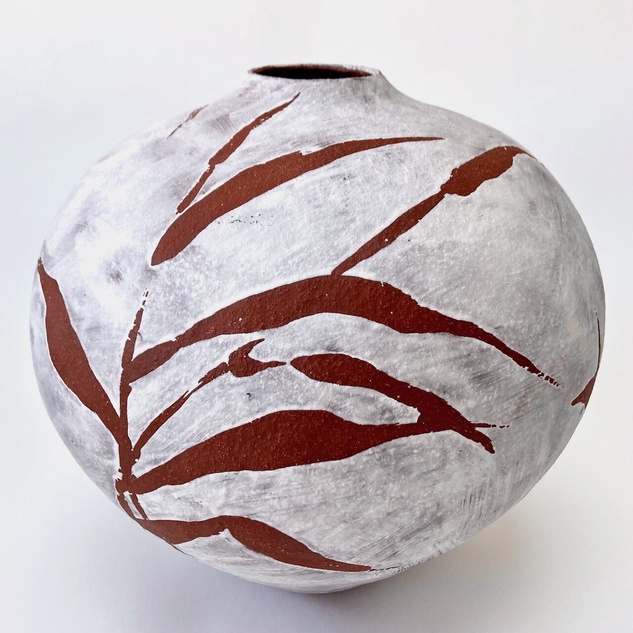 Rode vaas witte slib met riet tekening

