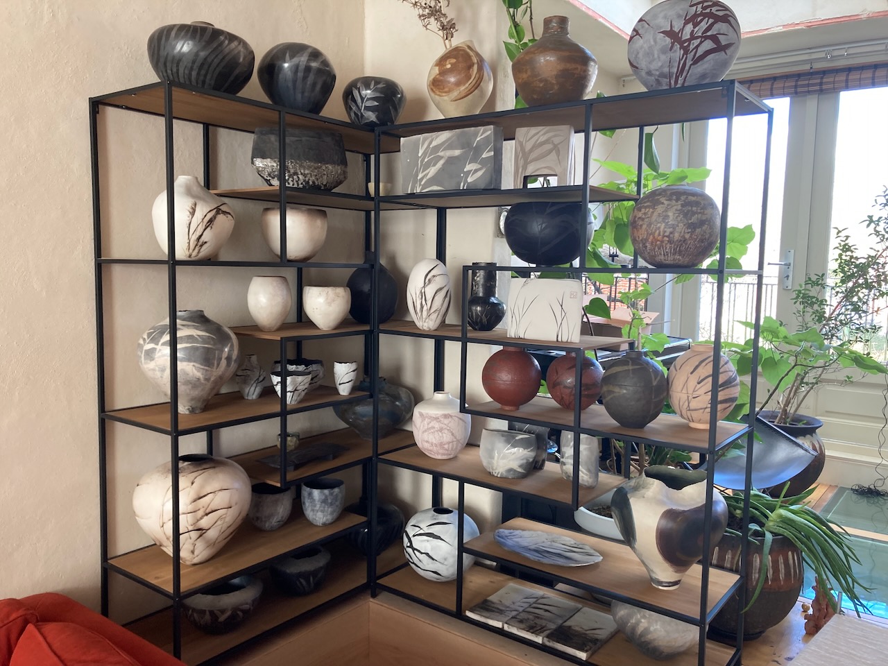 Overzicht kast met vazen en potten. Raku en meer