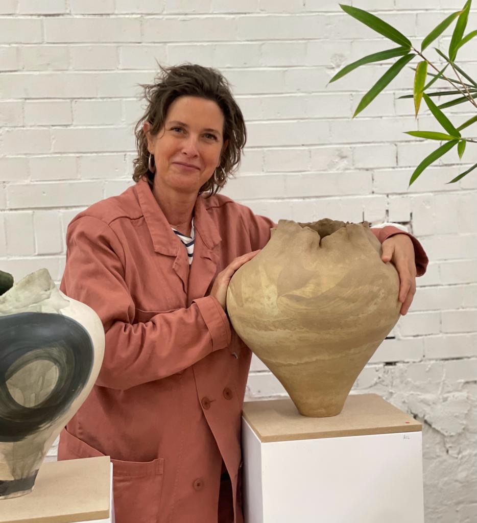 Marieke de Weijer met grote bruine vaas op expositie in 2024